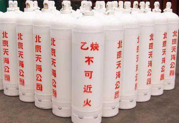 乙炔瓶为什么必须直立？为什么不能用尽？