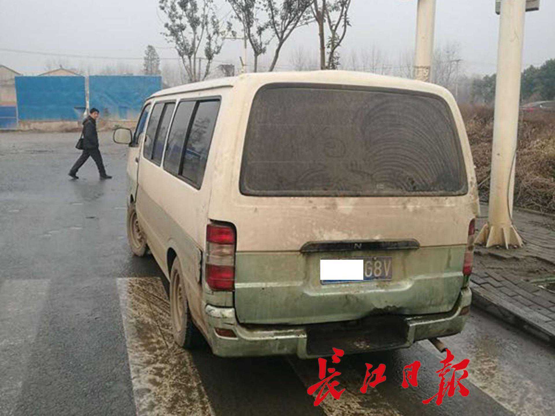 烧汽油的车飘出浓浓柴油味，面包车非法改成“加油站”