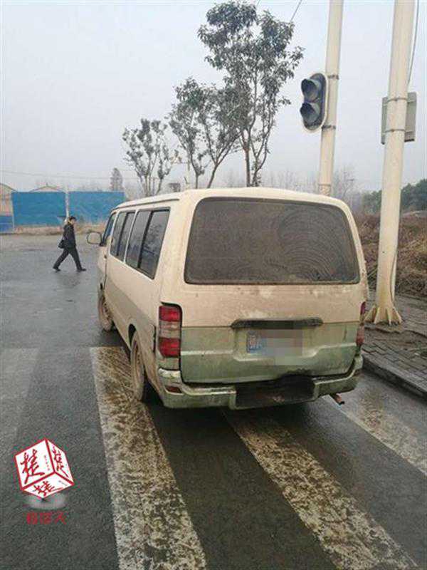 男子将二手面包车改装成流动加油车，交警紧急叫停