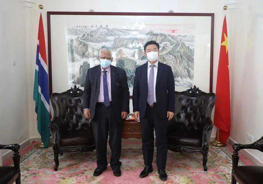 驻冈比亚大使会见冈比亚大学校长安钧教授