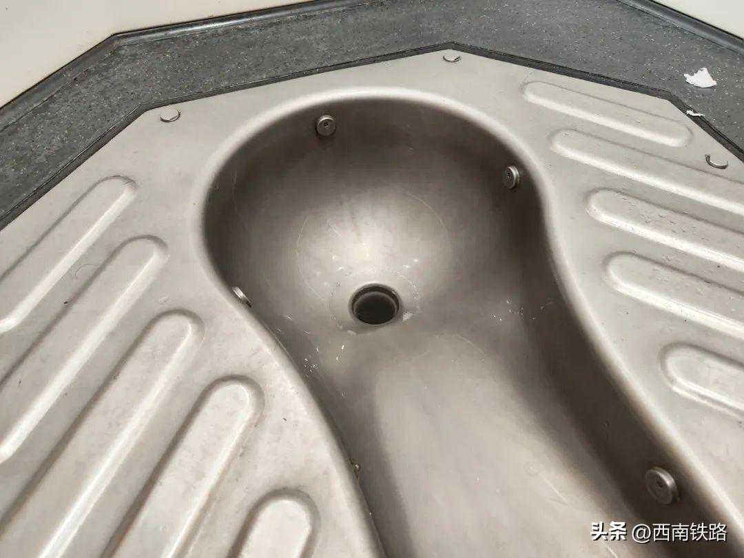 这个洞这么小，怎么冲得下去啊！！！