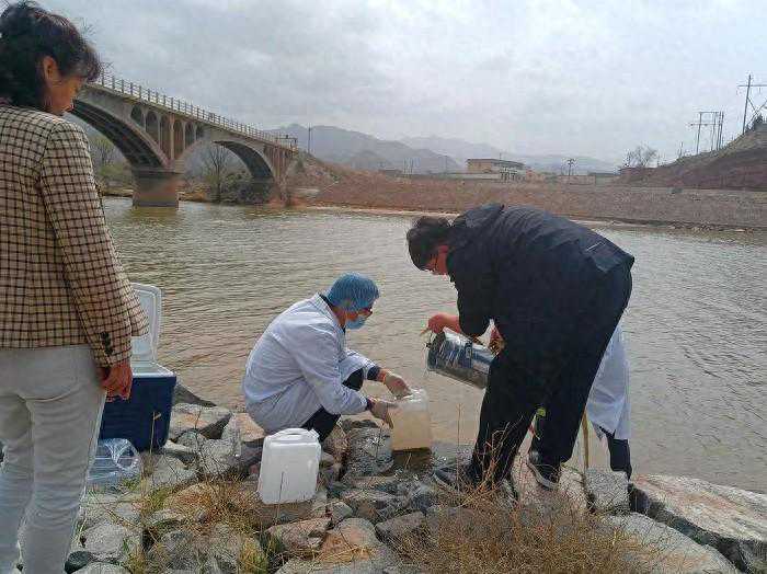 加强水质采样监督，严把饮水安全关