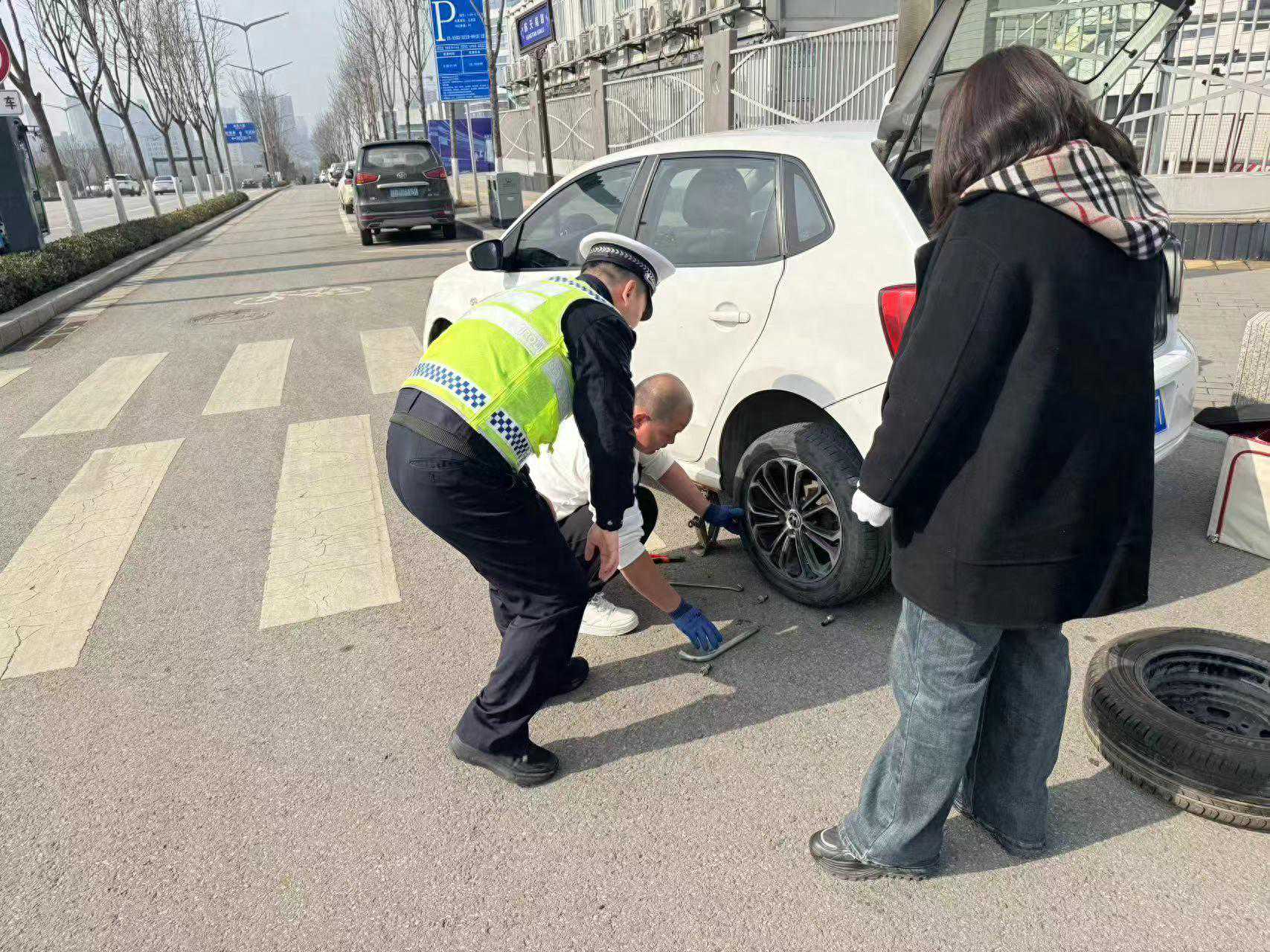 除夕回家路上胎压仪突报警 执勤警力帮换胎