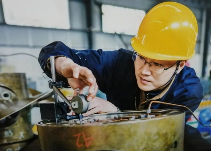 匠心筑梦！这个定海工匠在舰艇上这样干……